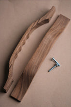 Charger l'image dans la galerie, Poignée plate en noyer massif (massive walnut) longueur 250mm / 9,84"