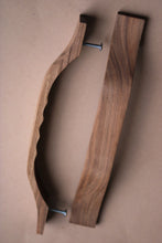 Charger l'image dans la galerie, Poignée plate en noyer massif (massive walnut) longueur 250mm / 9,84"