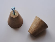 Charger l&#39;image dans la galerie, Bouton / Poignée conique en chêne massif (massive oak) diamètre et hauteur 40mm / 1,57&quot;
