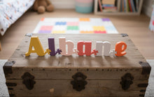 Charger l'image dans la galerie, Prenom personnalisable en bois de tilleul facon puzzle
