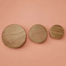 Charger l'image dans la galerie, Bouton rond ou Patère dessous courbe en chêne massif (massive oak) diamètre 60, 80mm ou 100mm/2.36",3,15"ou 3,93"
