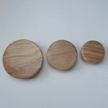 Charger l&#39;image dans la galerie, Bouton rond ou Patère dessous courbe en chêne massif (massive oak) diamètre 60, 80mm ou 100mm/2.36&quot;,3,15&quot;ou 3,93&quot;
