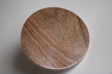 Charger l&#39;image dans la galerie, Bouton rond ou Patère Poignée  dessous courbe en noyer massif (massive walnut) diamètre 80mm / 3,14&quot; ou 100mm / 3,93&quot;
