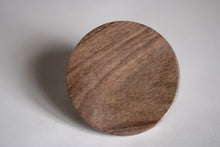 Charger l&#39;image dans la galerie, Bouton rond ou Patère Poignée  dessous courbe en noyer massif (massive walnut) diamètre 80mm / 3,14&quot; ou 100mm / 3,93&quot;
