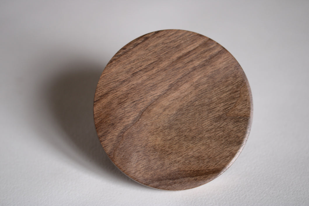 Bouton rond ou Patère Poignée  dessous courbe en noyer massif (massive walnut) diamètre 80mm / 3,14