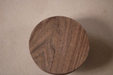 Charger l&#39;image dans la galerie, Bouton rond ou Patère Poignée  dessous courbe en noyer massif (massive walnut) diamètre 80mm / 3,14&quot; ou 100mm / 3,93&quot;
